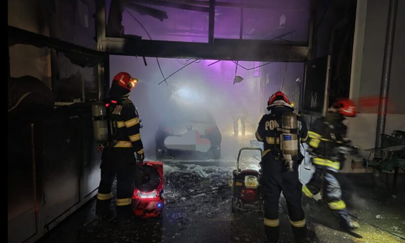 Incendiu violent într-o clădire universitară din Oradea. Mașini și echipamente, mistuite de foc