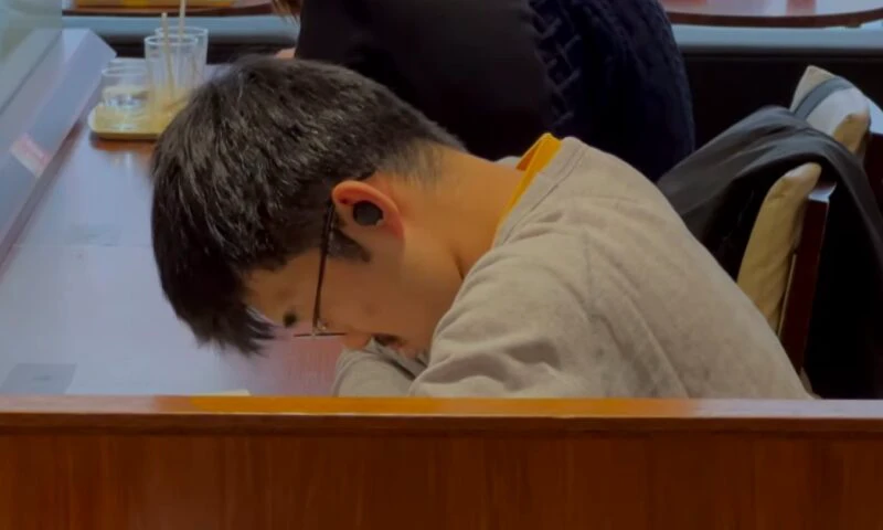 Cum a ajuns somnul la birou un lucru normal în Japonia