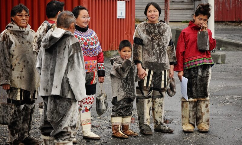 Ororile comise de Danemarca contra populației din Groenlanda au scandalizat lumea. Copiii, smulși de la sânul mamei