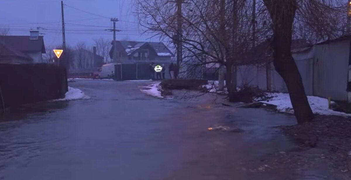 Mai multe străzi din Târgu Jiu, inundate de ploi. Primarul dă vina pe cetățeni