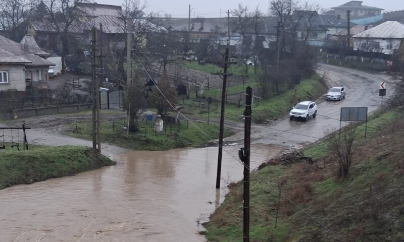Porțiune de drum județean din Dolj, inundată. Traficul, deviat pe o rută alternativă