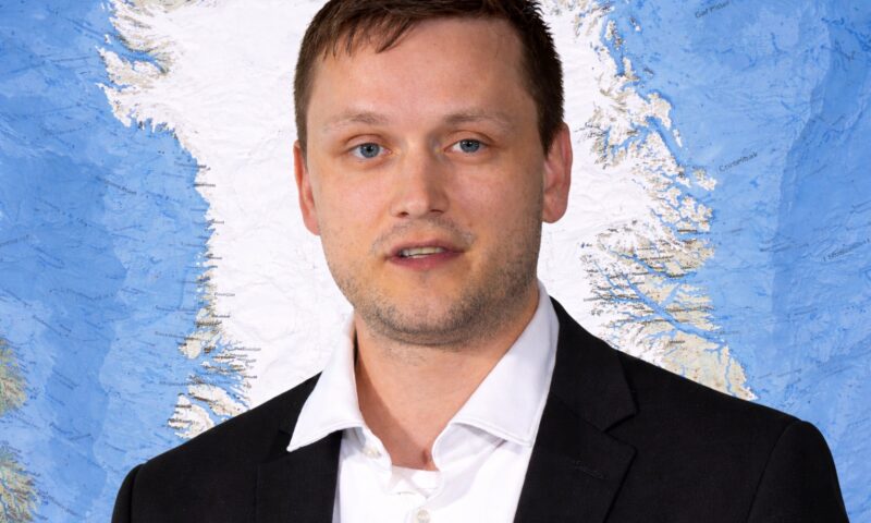 Cine e premierul Groenlandei. Fost jucător de badminton, pe jumătate danez, dintr-un partid ce nu susține independența