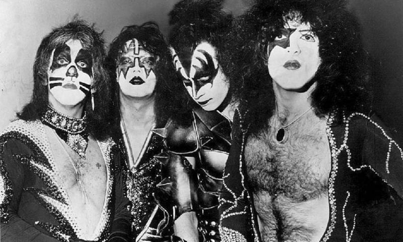 1983, anul în care trupa KISS a renunțat la machiaj. Momentul a rămas în istorie