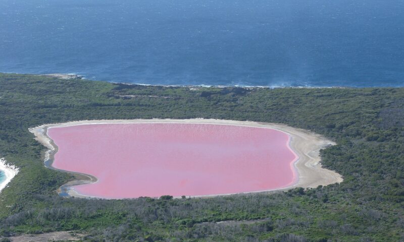 Lacul care sfidează anotimpurile și rămâne roz tot anul