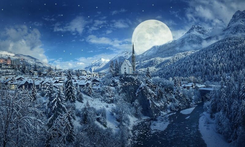 Spectacol pe cer. Luna Plină a Zăpezii „înghite” o stea strălucitoare