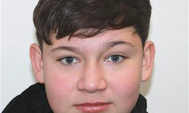 Adolescentul de 15 ani ucis în Cenei, condus pe ultimul drum. Tatăl, adus din penitenciar să-și ia rămas bun