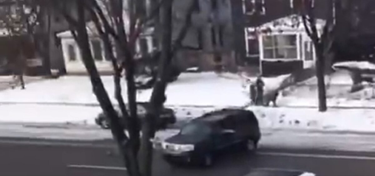 Noi dovezi video despre incidentul din Minneapolis. Ce s-a întâmplat înainte ca agentul ICE s-o împuște pe femeia care mergea cu mașina spre el