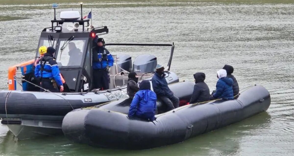 Traficanții, luați prin surprindere. Prima interceptare pe apă a unei ambarcațiuni ilegale