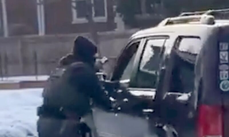 Scandal politic în SUA, după împușcarea unei femei care a încercat să dea cu mașina peste un agent ICE