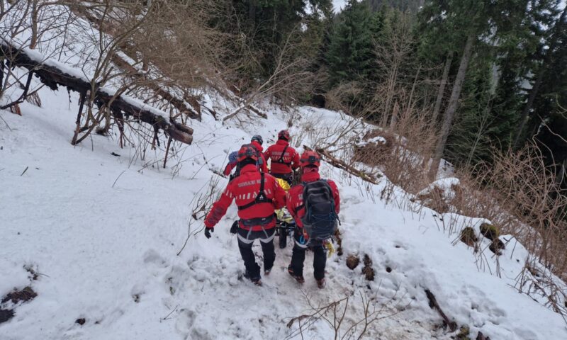 Moldovean de 20 de ani salvat de salvamontişti în Masivul Ceahlău după ce a fost găsit inconştient. Foto/Video
