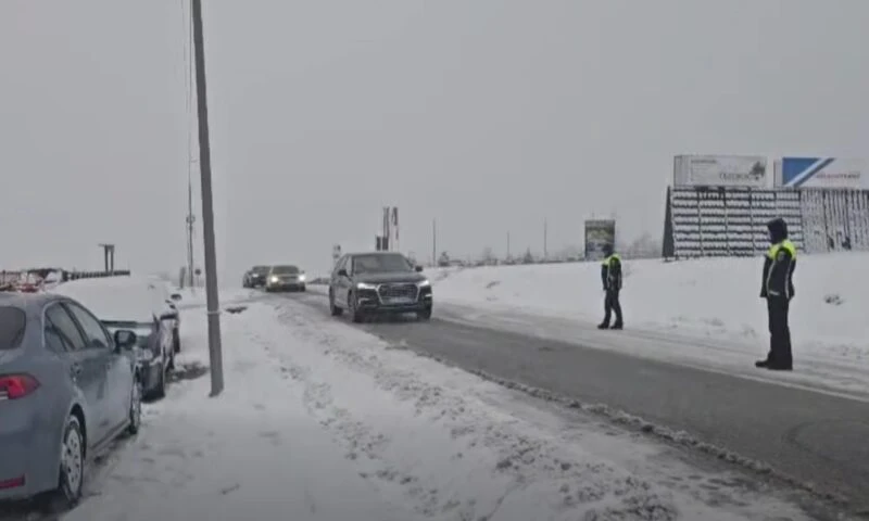 Circulaţie restricţionată pe DN1 între Nistoreşti și judeţul Braşov. Zăpadă pe drumuri din 19 judeţe