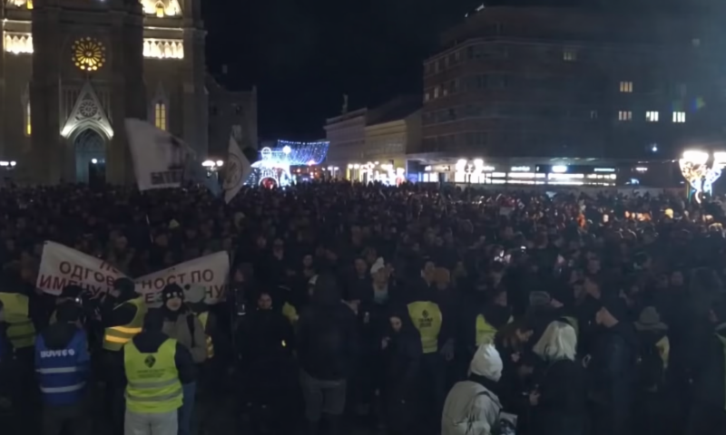 Mii de oameni în stradă, la Novi Sad. Studenții sârbi îl contestă pe Vucic