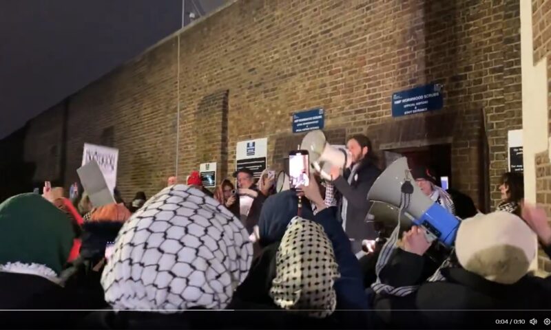 Aproape 100 de palestinieni, arestați după ce au atacat o închisoare britanică