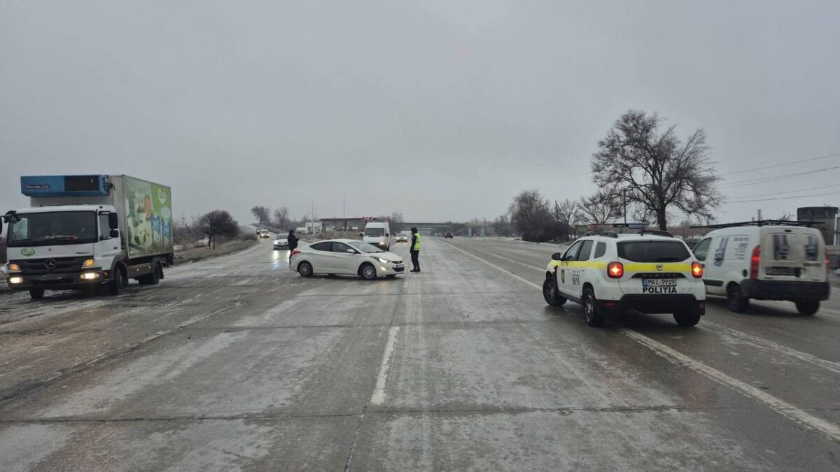 Țara sub gheață. Poleiul paralizează transportul, lasă localități fără lumină și umple spitalele din Republica Moldova. Video/foto