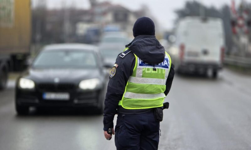 Băiat de 12 ani, prins de polițiștii din județele Arad și Hunedoara la volanul unei mașini furate