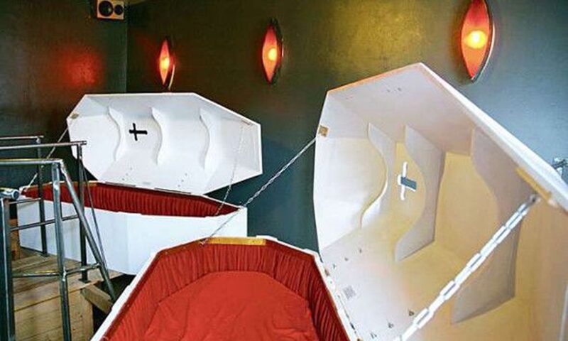 Cel mai ciudat hotel din lume. Turiștii dormi într-un sicriu