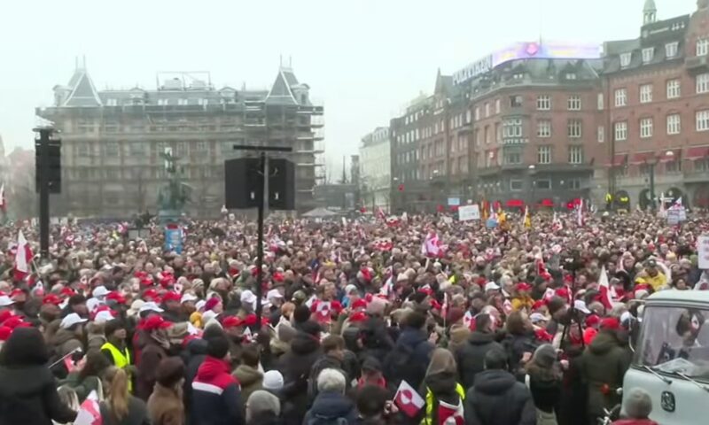 Mii de persoane au ieșit în stradă la Copenhaga pentru a protesta făță de intenția lui Trump de a prelua Groenlanda
