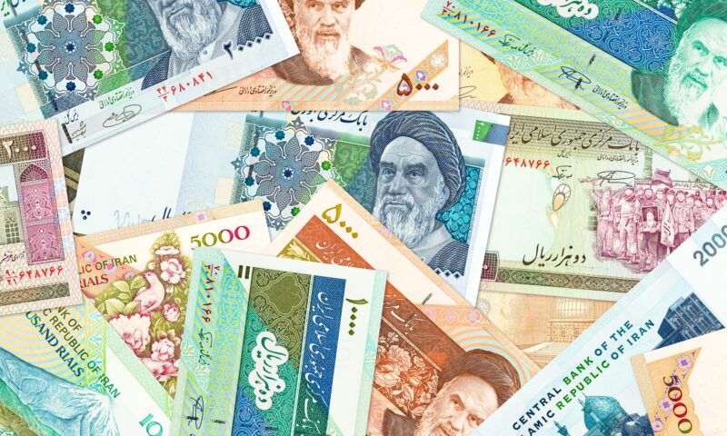 Cât a ajuns să valoreze rialul iranian pe piața valutară. Cu un dolar cumperi saci de bani
