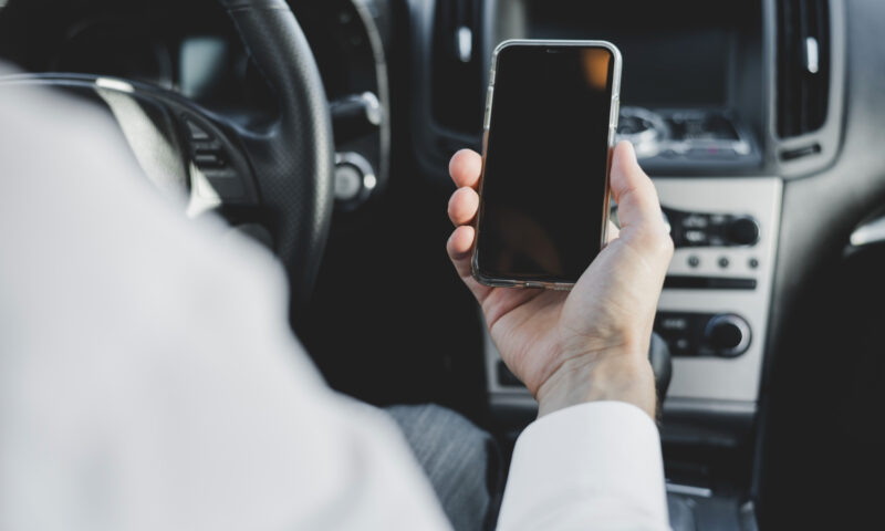 Folosirea telefonului la volan, una dintre cele mai frecvente abateri rutiere. Ce amendă riscă șoferii