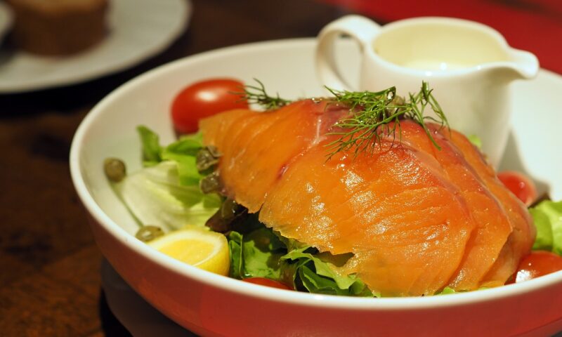 Mary Berry, rețetă de somon la tavă cu legume și curry roșu