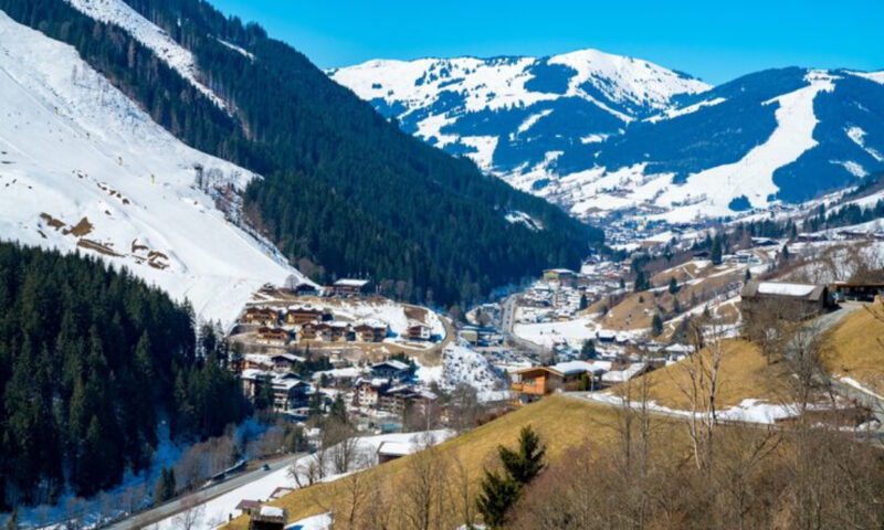 Cât costă o felie de pizza și o ciocolată în stațiunea bogaților. Multi români aleg destinația fără să se uite la prețuri