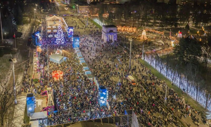 În centrul Chișinăului, Târgul de Crăciun se prelungește până pe 25 ianuarie. Premii și surprize pentru vizitatori