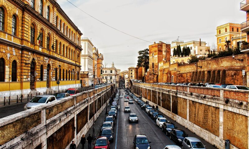 Roma introduce limita de 30 km/h în centrul istoric. Sancțiunile includ suspendarea permisului auto