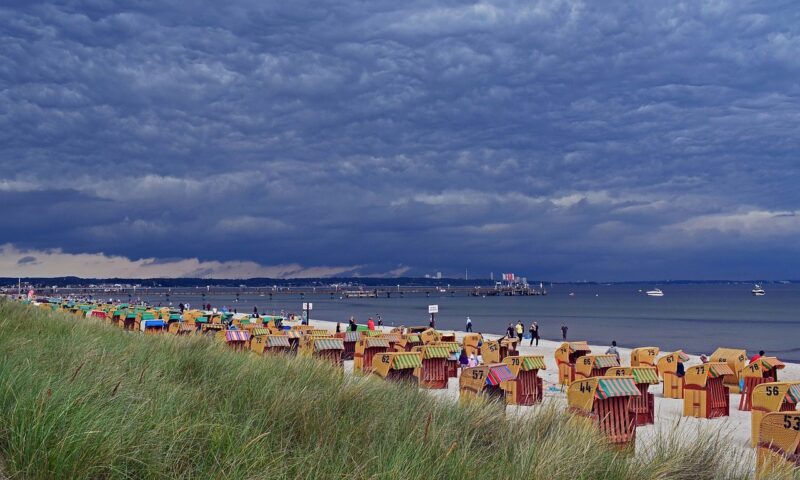 Vacanțe cu ploaie, banii înapoi. Turiștii pot primi despăgubiri pentru zilele afectate