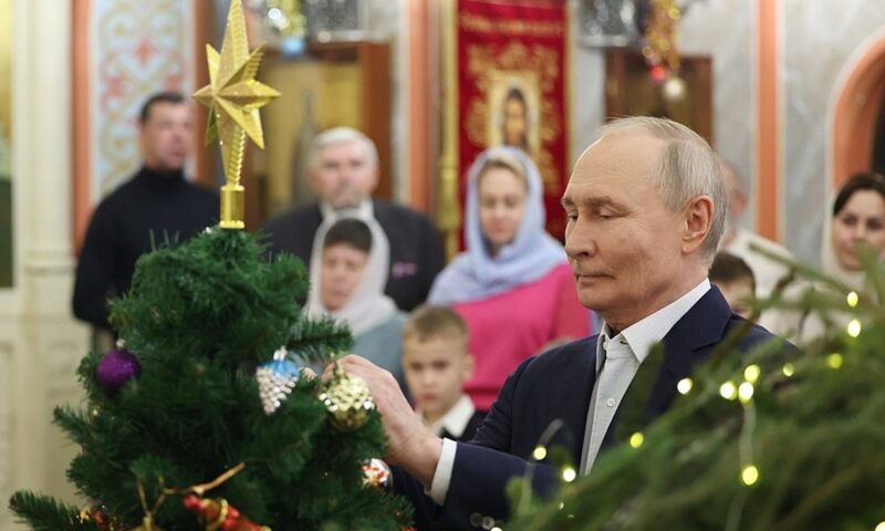 Crăciun pe rit vechi în Rusia. Putin și-a petrecut toată noaptea la biserică