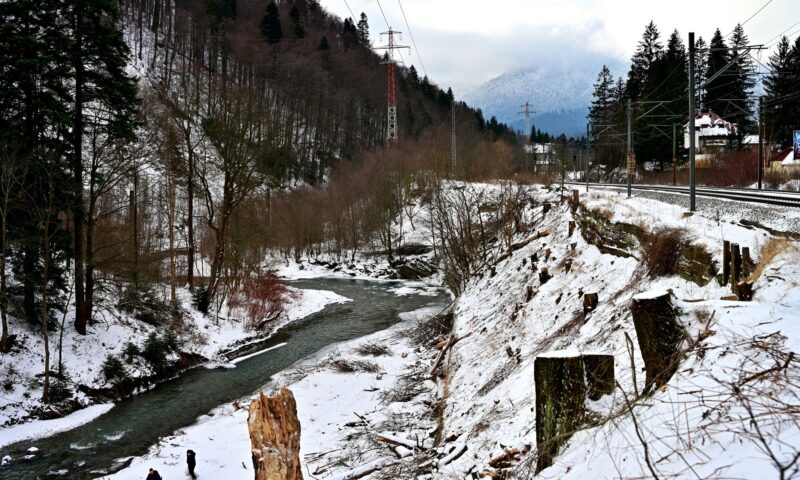 Lucrările la drumul Bușteni-Azuga ar putea afecta structurile căii ferate București-Brașov