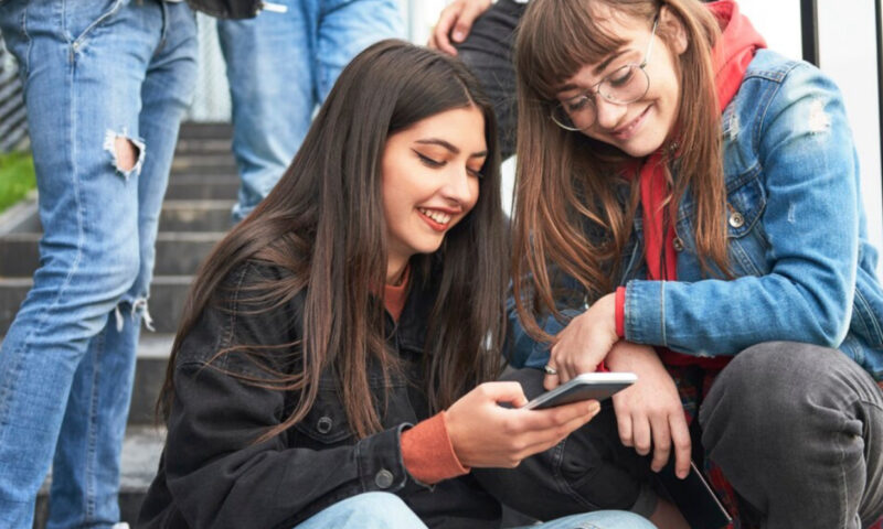 ChatGPT introduce funcția de protecție a minorilor. Accesul la conținutul sensibil, limitat