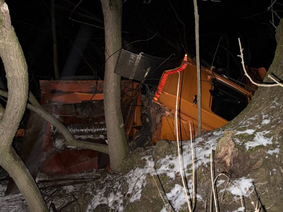 Poleiul face victime în lanț. Accidente grave, un polițist decedat și zeci de răniți pe drumuri și trotuare