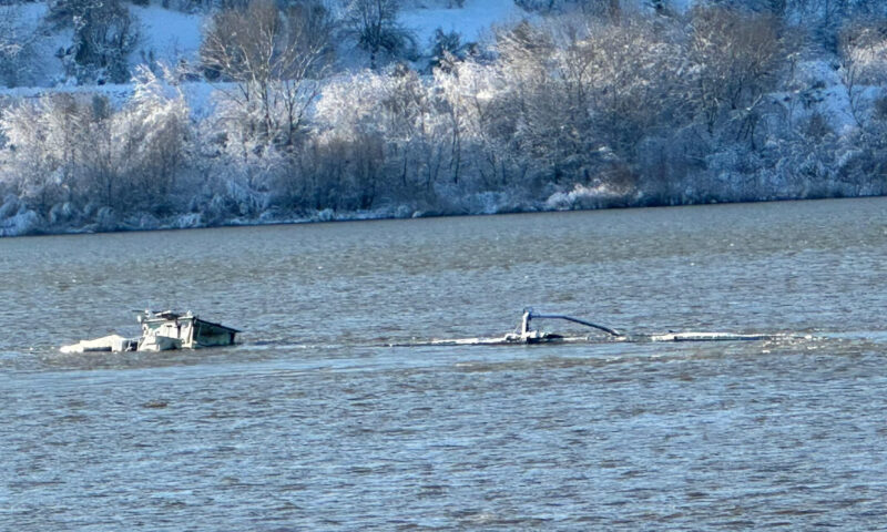 O barjă plină cu azot s-a scufundat în zona Zimnicea. Autoritățile, acuzate că au ascuns incidentul