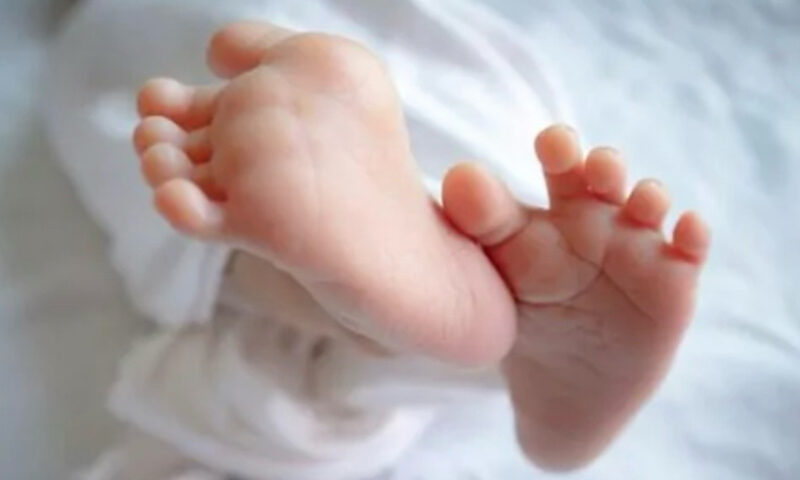 O româncă ar fi născut pe autostradă, și-ar fi ucis copilul și l-ar fi abandonat într-o pungă