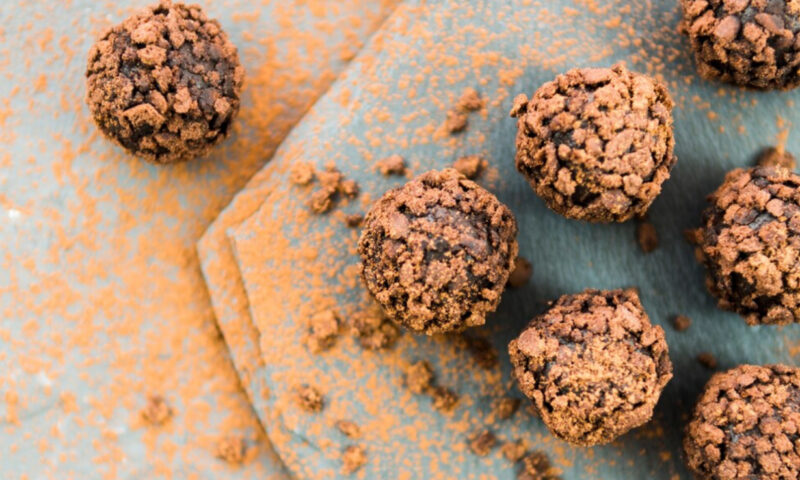 Desert în cinci minute. Cum poți pregăti cele mai gustoase bomboane fără zahăr