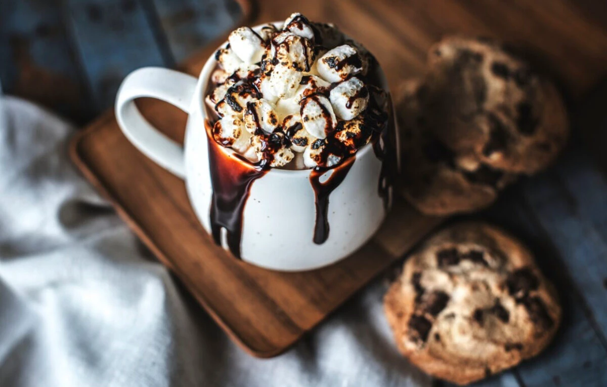 Trei băuturi calde pe care le poți savura în zilele geroase. Rețete pentru iubitorii de ciocolată