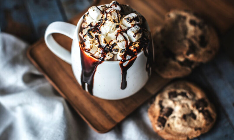 Trei băuturi calde pe care le poți savura în zilele geroase. Rețete pentru iubitorii de ciocolată