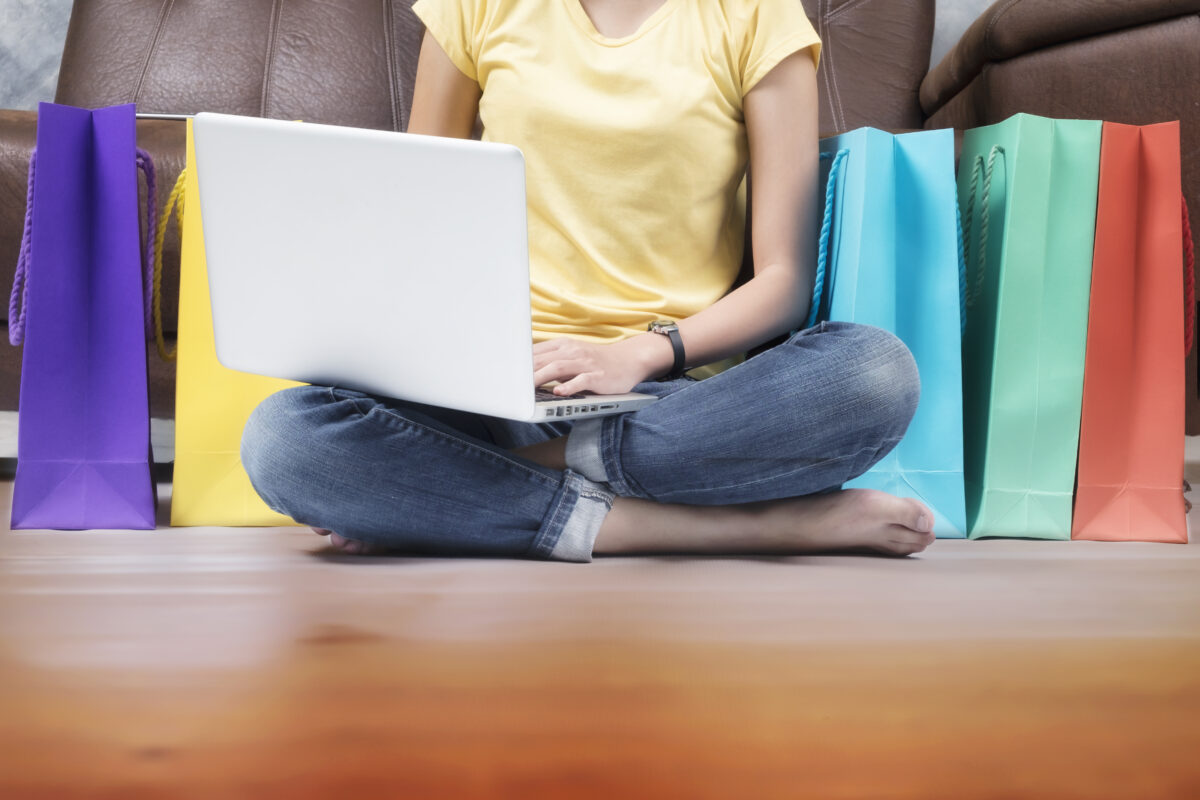 Cumpărături online de 20.000 de lei. Tănără reținută după ce nu a plătit și nu a returnat comanda