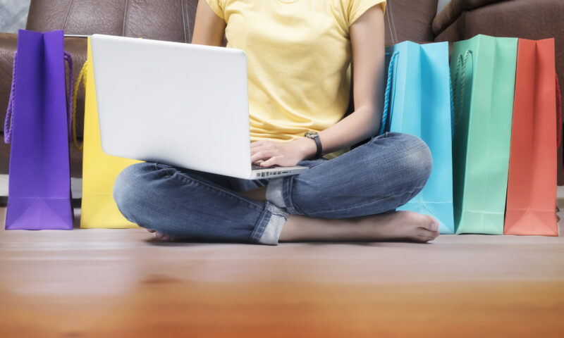 Cumpărături online de 20.000 de lei. Tănără reținută după ce nu a plătit și nu a returnat comanda