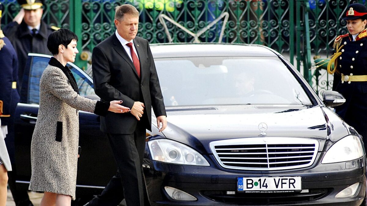 Cine este și cât câștigă omul din umbra lui Nicușor Dan, care îi gestionează cele mai delicate momente