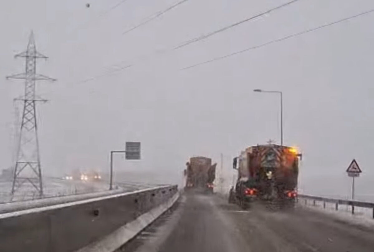 Se circulă în condiții de iarnă pe mai multe drumuri din țară.  Lista județelor afectate