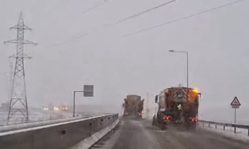 Se circulă în condiții de iarnă pe mai multe drumuri din țară.  Lista județelor afectate