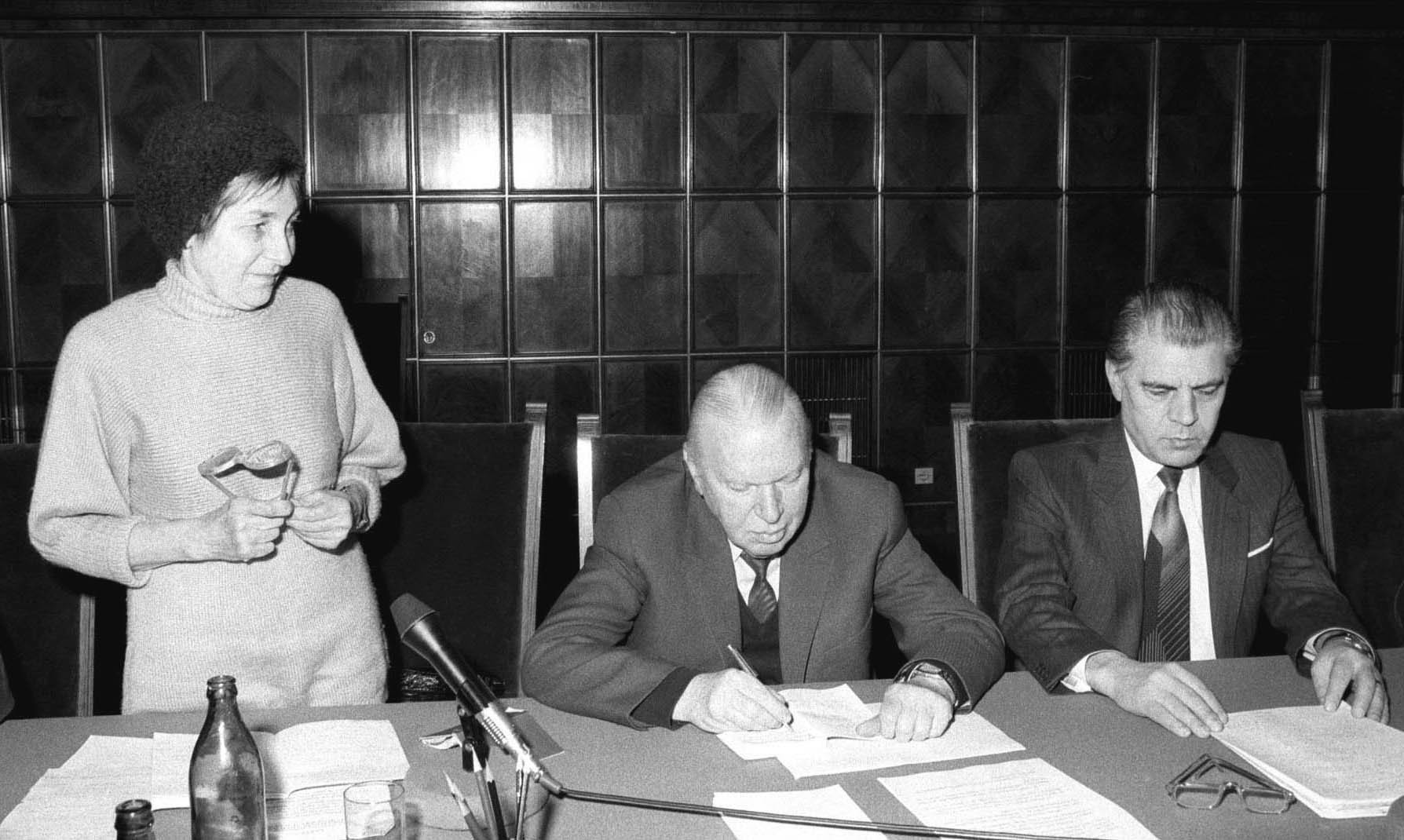 Participarea la prima sedinta a Consiliului Frontului Salvarii Nationale cu reprezentantii judetelor; de la stanga la dreapta: Doina Cornea, Silviu Brucan si Dumitru Mazilu.