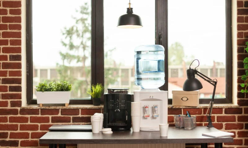 Apa din dozatoarele comerciale, pericol pentru sănătate. Ce spun specialiștii