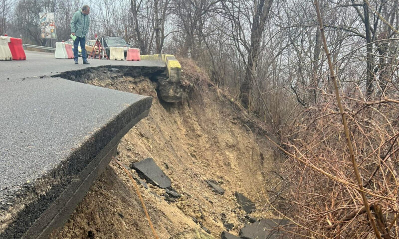 Trafic complet blocat în Câmpina. Drumul județean surpat din cauza alunecării de teren s-a prăbușit