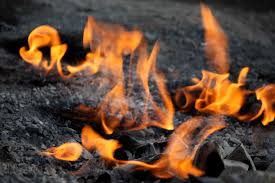 Focurile vii de la Andreiașu. Fenomenul geologic fascinant unde pământul arde sub zăpadă și „prezice” cutremurele din Vrancea