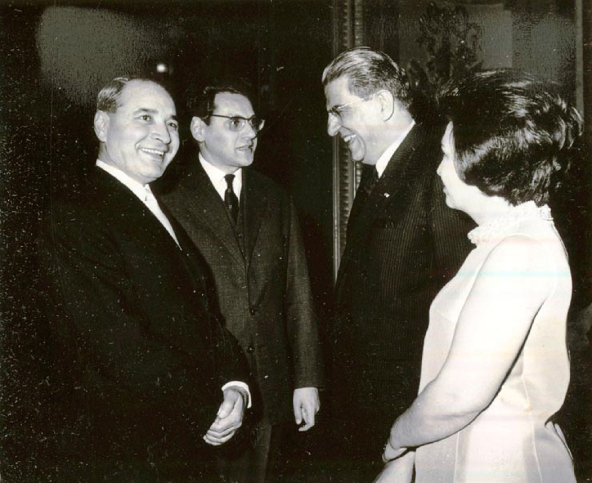 Gheorghe Apostol (cu fața) în 1967.