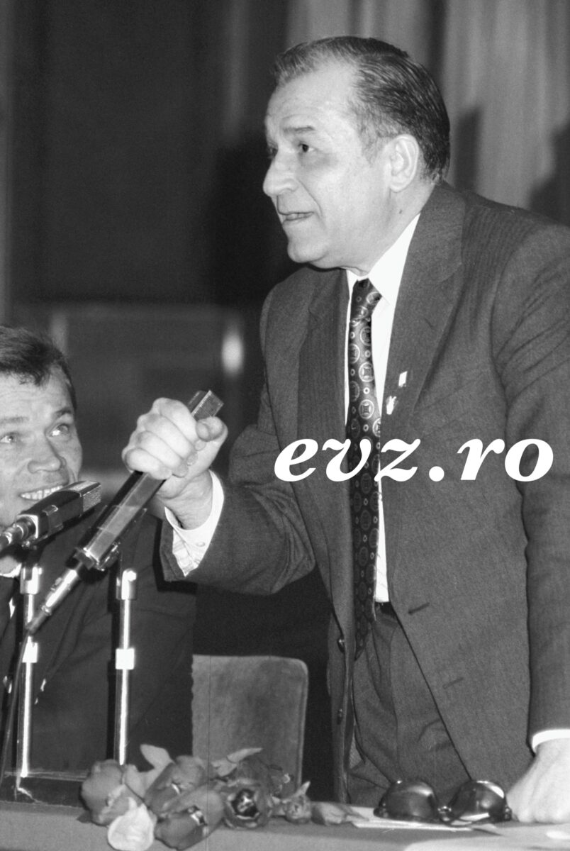 30 ianuarie 1990. Ion Iliescu dezamăgește, dar pune mâna pe putere în România. Așa a început "domnia" Emanatului