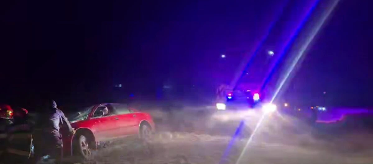 Zece persoane, printre care şi trei copii, blocate în autoturisme înzăpezite, în Botoșani