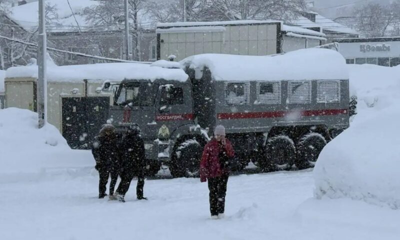 Ciclon puternic în Kamceatka. Nămeți până la etajul 2, doi bărbați au murit îngropați de zăpadă